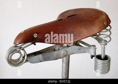 Ancienne selle de vélo en cuir vintage avec ressort en métal Banque D'Images