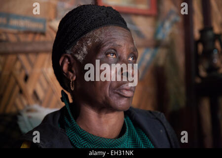 Bamenda, Cameroun, juillet 2013 : Magdelene Nahwuba est aveugle. Elle a perdu la vue en raison de la cécité des rivières ou onchocercose. Banque D'Images