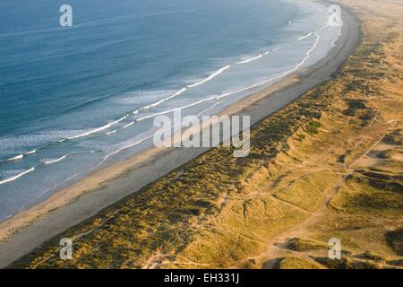 France, Morbihan, Plouharnel, les dunes de la plage principale de la presqu'île de Quiberon (vue aérienne) Banque D'Images