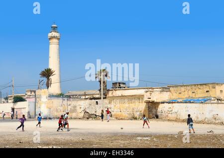 Maroc, Casablanca, les enfants jouant au football dans le quartier populaire d'El Hank lighthouse Banque D'Images