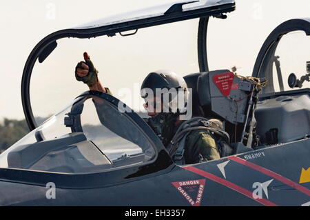 Jet Pilot - pré-décollage Thumbs up. Banque D'Images