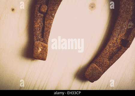 Tourné en couleur d'un fer à cheval sur un fond de bois. Banque D'Images
