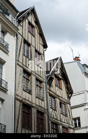 Nos 11 et 13 rue François-Miron sont parmi les plus anciennes maisons de paris. Banque D'Images