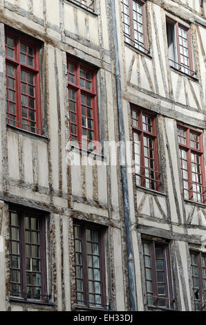 Détail des fenêtres et les murs à nos 11 et 13 rue François-Miron, Paris. Banque D'Images