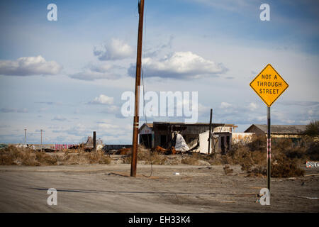 Signe de la route déserte et capacités au lac Salton Faille de San Andreas Coachella valley California USA Banque D'Images