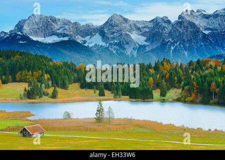 Grange à foin, lac Geroldsee et Karwendel en automne, Werdenfelser Land, Upper Bavaria, Bavaria, Germany Banque D'Images