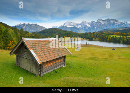 Grange à foin, lac Geroldsee et de Karwendel, Werdenfelser Land, Upper Bavaria, Bavaria, Germany Banque D'Images