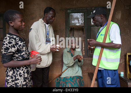 Bamenda, Cameroun, juillet 2013 : Fransica reçoit son traitement Mectizan pour la cécité. Banque D'Images