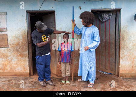 Bamenda, Cameroun, juillet 2013 : un jeune garçon est mesurée par Benoit Assou-Ekotto avant de recevoir son traitement de la cécité. Banque D'Images