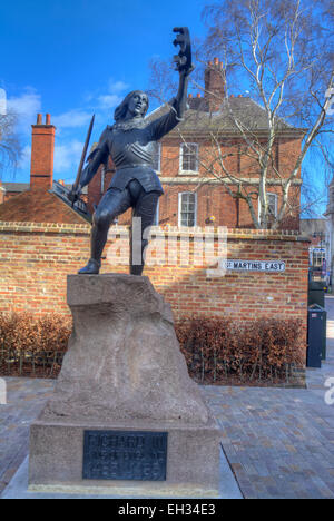 Image HDR de la seconde statue du roi Richard III dans la Cathédrale Cathédrale de Leicester en dehors des jardins Banque D'Images