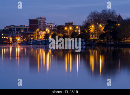 La Tamise à Kingston upon Thames, London, tôt le matin Banque D'Images