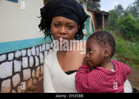 Bamenda, Cameroun, juillet 2013 : Une équipe de l'Sightavers visites des familles à leur donner le traitement préventif du Mectizan pour la cécité. Banque D'Images