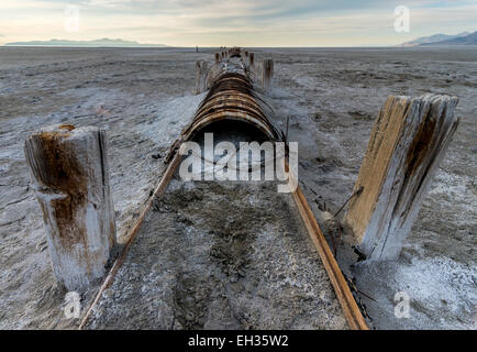Douves de bois historique Pipeline - Grand Lac Salé - Utah Banque D'Images