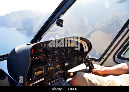 Vue de l'intérieur du vol en hélicoptère le long de la Côte de Na Pali, Kauai, Hawaii, USA Banque D'Images