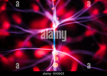 Résumé : La Science des traces de poutres apparentes et de plasma dans l'obscurité. Utile comme modèle ou d'arrière-plan Banque D'Images