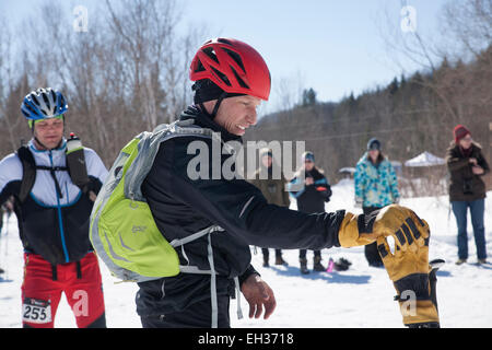 Skieurs à la mi-ajoute skins pour skis à la course de ski Thunderbolt en mars 2015 sur Mount Greylock, Adams, MA. Banque D'Images