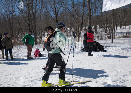 Un skieur à mi-parcours prêt à monter à la course de ski Thunderbolt en mars 2015 sur Mount Greylock, Adams, MA. Banque D'Images