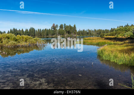 Les kayakistes sur Manzanita Lake dans Lassen Volcanic National Park, California, USA [Note : aucun modèle de presse ; licences éditoriales uniquement] Banque D'Images