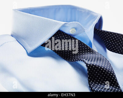 Chemise bleu et bleu foncé Tie on White Background, Studio Shot Banque D'Images