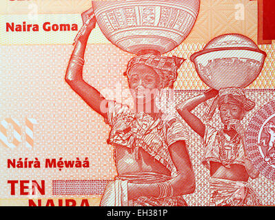 Les femmes peules bols portant sur leur tête de 10 naira, Nigéria, 2006 billets Banque D'Images