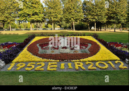 Arrangement de fleurs d'été 60e jubilé commémorant la reine Elizabeth en 2012, jardins à Hampton Court, London, UK Banque D'Images