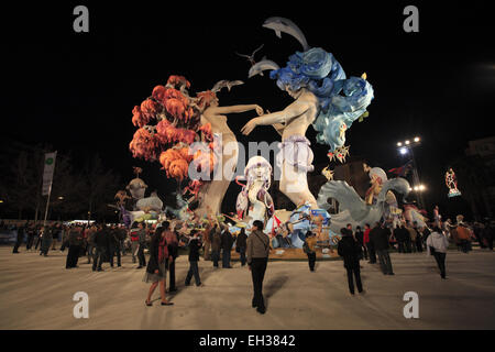 Une énorme sculpture Fallas afficher sur street lors des Fallas, Valencia, Espagne Banque D'Images