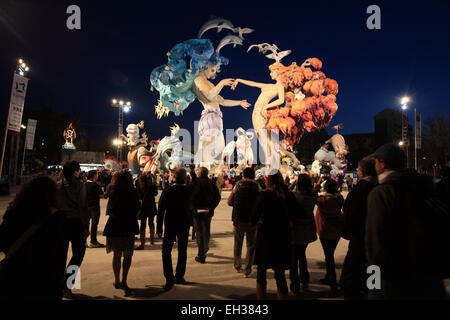 Une énorme sculpture Fallas afficher sur street lors des Fallas, Valencia, Espagne Banque D'Images