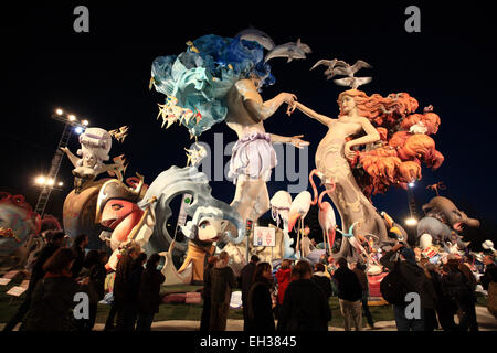 Une énorme sculpture Fallas afficher sur street lors des Fallas, Valencia, Espagne Banque D'Images