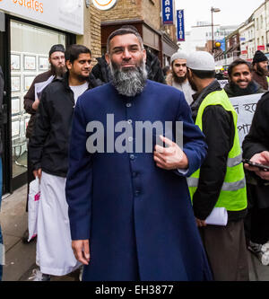 Les IMAGES DU FICHIER : Londres, Royaume-Uni. 13 décembre 2013. Abu Rumaysah islamiste - vrai nom Siddhartha Dhar, en ce moment en Syrie après avoir fui la Grande-Bretagne sur la police caution a été un proche associé d'Anjem Choudary, basé à Londres, et son groupe de l'Islam militant. L'on voit ici (2ème à gauche) 13 déc 2013 avec Anjem Choudary (C) à Brick Lane London au cours d'une manifestation anti-islamiste de l'alcool. Rumaysah a été arrêté avec d'Anjem Choudary en septembre 2014 et accusé d'encourager le terrorisme et la promotion de l'al-Muhajiroun groupe interdit. Crédit : Guy Josse/Alamy Live News Banque D'Images