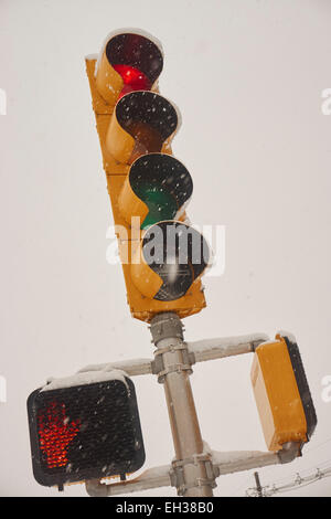 Lampe de signalisation du trafic américain typique dans la neige Banque D'Images