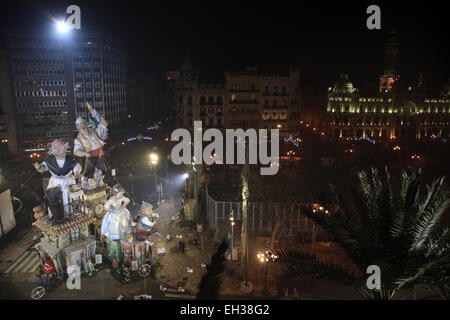 La vue de nuit d'une immense sculpture Fallas afficher dans la rue de Valence lors des Fallas. Valencia, Espagne Banque D'Images