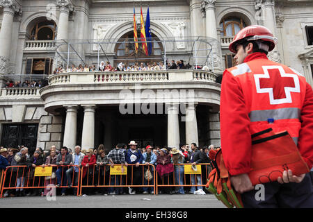 Les visiteurs attendent Mascleta de pétards montrer lors de Fallas avec l'hôtel de ville en arrière-plan, Valencia, Espagne Banque D'Images