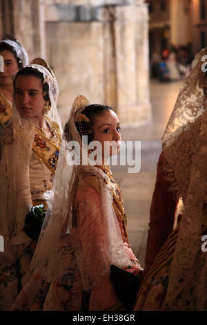 Les jeunes filles vêtues de costumes traditionnels fallas dans un défilé de nuit, Valencia Espagne Banque D'Images