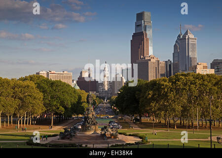 Vue vers le bas Benjamin Franklin Parkway avec Washington Monument Fontaine en ovale Eakins, Philadelphia, Pennsylvania, USA Banque D'Images