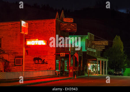 Paysage de l'ouest classique de nuit, avec un éclairage au néon de l'Hôtel de l'Oregon signer les côtés d'un bâtiment, dans Mitchell, Oregon, USA Banque D'Images