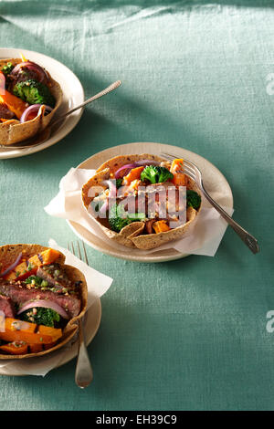 Portions de Mexxican Tortilla traditionnelle dans des bols, Studio Shot Banque D'Images