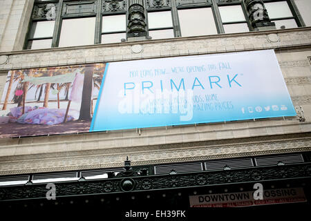 Boston, Massachusetts, USA. 5Th Mar, 2015. Détaillant de Dublin, Primark, est en voie d'ouvrir leur premier emplacement dans l'Organisation des États de la zone commerçante de passage au centre-ville de Boston, Massachusetts. Le magasin de quatre étages couvrira 70 000 pieds carrés. Credit : Nicolaus Czarnecki/ZUMA/Alamy Fil Live News Banque D'Images