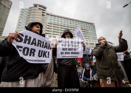 Les IMAGES DU FICHIER : Londres, Royaume-Uni. 31 Jan, 2014.. Abu Rumaysah islamiste - vrai nom Siddhartha Dhar, en ce moment en Syrie après avoir fui la Grande-Bretagne sur la police caution a été un proche associé d'Anjem Choudary, basé à Londres, et son groupe de l'Islam militant. L'on voit ici (à gauche) 31 Jan 2014 l'extérieur de la station de police de Paddington Green à Londres au cours d'une manifestation islamiste. Rumaysah a été arrêté avec d'Anjem Choudary en septembre 2014 et accusé d'encourager le terrorisme et la promotion de l'al-Muhajiroun groupe interdit. Crédit : Guy Josse/Alamy Live News Banque D'Images