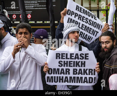 Les IMAGES DU FICHIER : Londres, Royaume-Uni. 30 mai, 2014. Les images du fichier : Abu Rumaysah islamiste - vrai nom Siddhartha Dhar, en ce moment en Syrie après avoir fui la Grande-Bretagne sur la police caution a été un proche associé d'Anjem Choudary, basé à Londres, et son groupe de l'Islam militant. L'on voit ici (à gauche) 30 mai 2014 à l'extérieur de la mosquée de Regent's Park à Londres au cours d'une manifestation islamiste. Rumaysah a été arrêté avec d'Anjem Choudary en septembre 2014 et accusé d'encourager le terrorisme et la promotion de l'al-Muhajiroun groupe interdit. Crédit : Guy Josse/Alamy Live News Banque D'Images