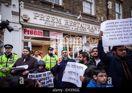 Les IMAGES DU FICHIER : Londres, Royaume-Uni. 13 décembre 2013. Abu Rumaysah islamiste - vrai nom Siddhartha Dhar, en ce moment en Syrie après avoir fui la Grande-Bretagne sur la police caution a été un proche associé d'Anjem Choudary, basé à Londres, et son groupe de l'Islam militant. L'on voit ici (2e à gauche) en décembre 2013 13e avec Anjem Choudary dans Brick Lane lors d'une manifestation islamiste. Rumaysah a été arrêté avec d'Anjem Choudary en septembre 2014 et accusé d'encourager le terrorisme et la promotion de l'al-Muhajiroun groupe interdit. Crédit : Guy Josse/Alamy Live News Banque D'Images