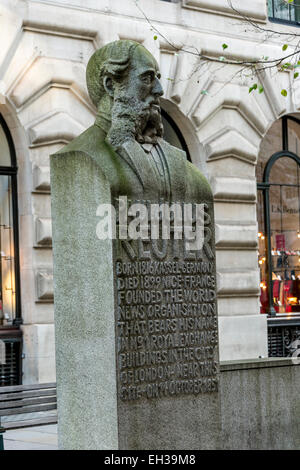 Une statue de Paul Julius Reuter, fondateur de l'agence de presse Reuters derrière le Royal Exchange dans la ville de Londres Banque D'Images