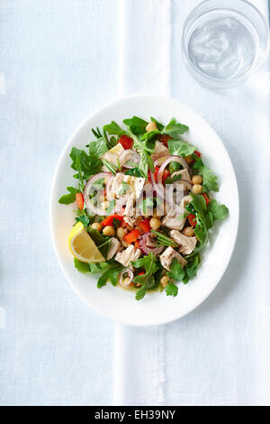 Vue de dessus de salade avec oignon rouge, pois chiches, poivrons rouges, thon et de Citron, Studio Shot Banque D'Images