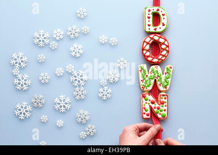 Vue supérieure de l'orthographe de Cookies de Noël Décoré sur fond bleu avec des flocons Banque D'Images