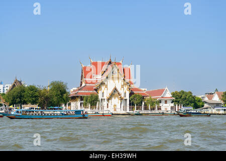 Vue sur wat rakhang temple à Bangkok à partir de la rivière Chao Phraya Banque D'Images