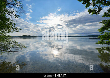 Ciel bleu, nuages et soleil reflété dans le lac, le lac Woerthsee, Bavière, Allemagne Banque D'Images