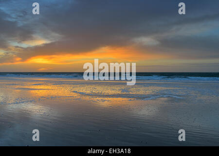 Au lever du soleil Ciel reflété sur la mer du Nord, plage et l'océan à Helgoland, Schleswig-Holstein, Allemagne Banque D'Images