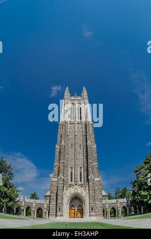 Peut être adapté pour qu'éditorial. La chapelle gothique duc domine la Duke University campus en été, le 18 juin 2014. Banque D'Images