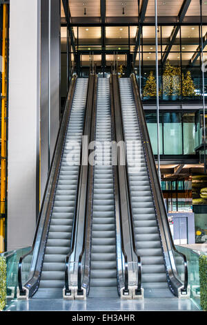 Escaliers mécaniques à l'entrée de 122 Leadenhall Street également connu sous le nom de Cheesegrater un gratte-ciel dans la ville de Londres Banque D'Images