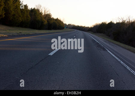 autoroute ou route sombre à deux voies Banque D'Images
