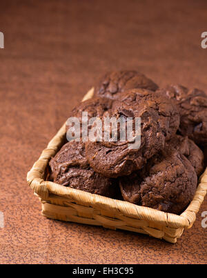 Les cookies au chocolat maison dans panier, selective focus Banque D'Images